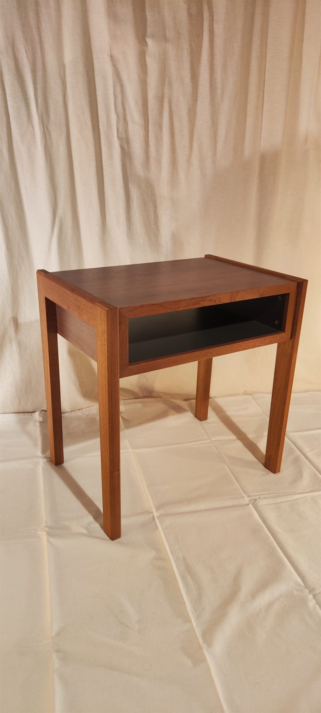 Table de chevet en bois avec niche de rangement ouverte sur le devant