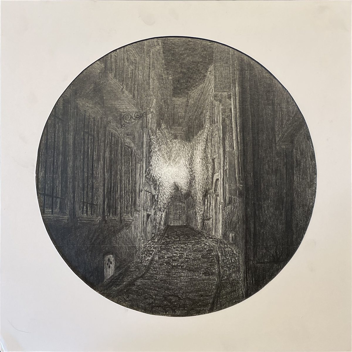 Dessin au graphite d'une ruelle nocturne dans un cadre circulaire, lumière unique au fond
