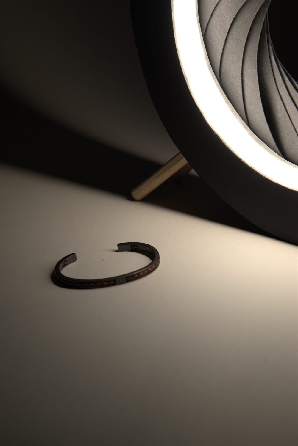 Détail du luminaire allumé, lumière diffusée par les lames du diaphragme