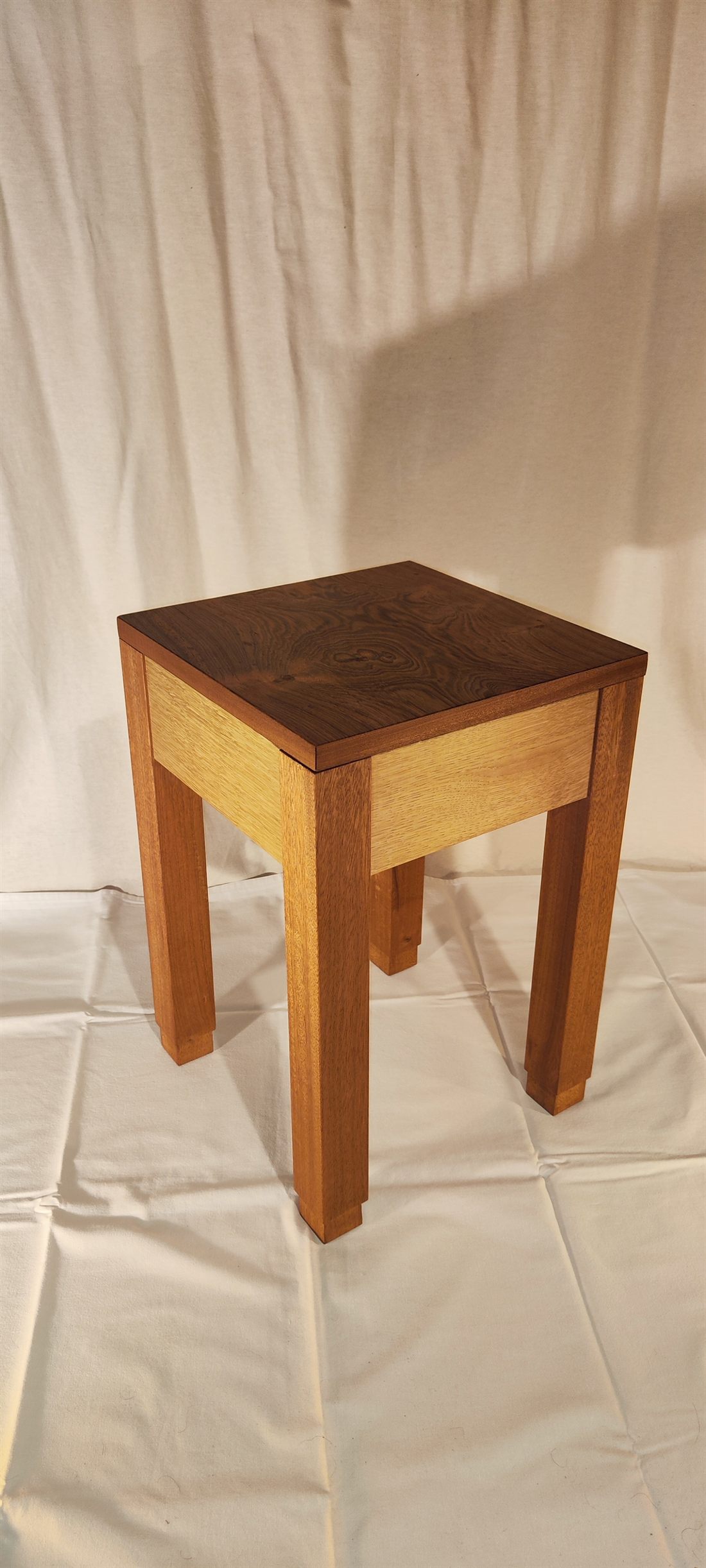 Tabouret-coffre en bois, plateau en noyer foncé sur structure en chêne clair
